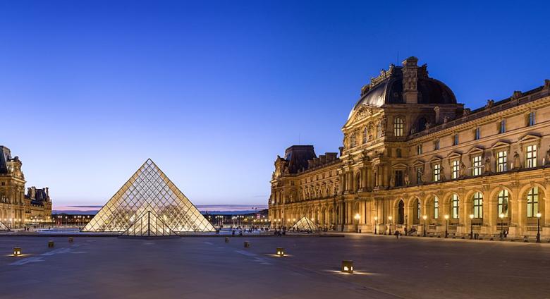 Looking west at the Louvre Museum's Napoleon Courtyard, at dusk. Courtesy Wiki Commons. Photo by Benh LIEU SONG.