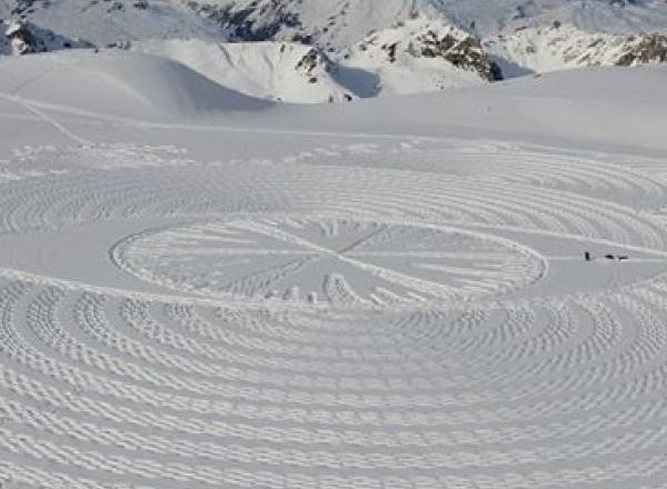 footprints in the snow make a geometric pattern by artist Simon Beck