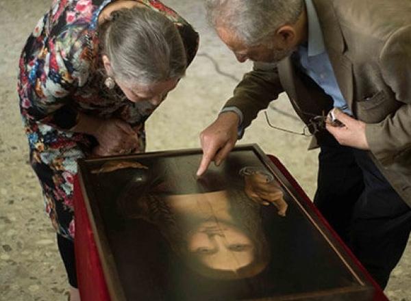 Dianne Modestini and Ashok Roy inspecting the Naples copy of the Salvator Mundi (2019)